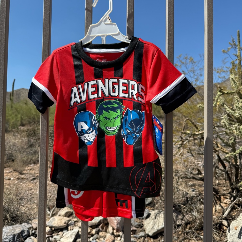 ⬇️💲Marvel Avengers NWT Red Black Short Sleeve Tee And Shorts